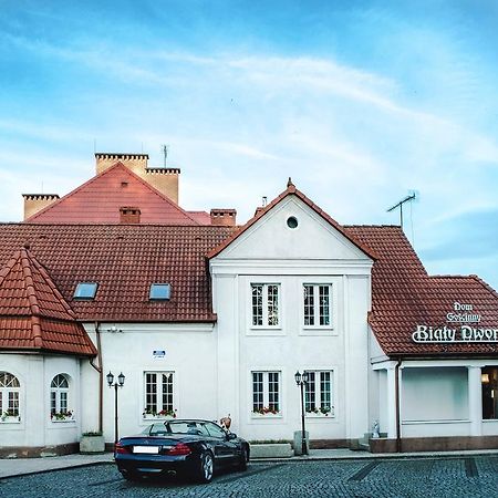 Dom Goscinny Bialy Dworek Człuchów Exterior foto
