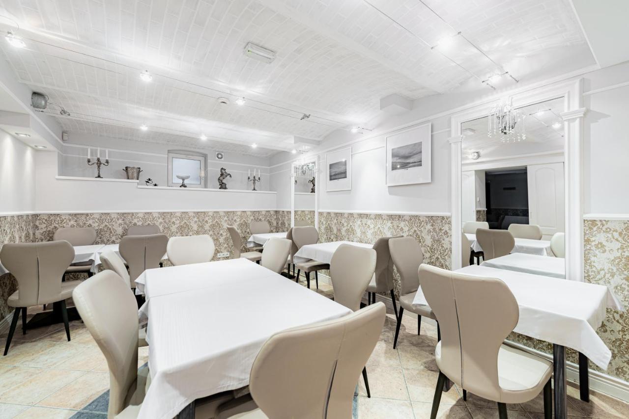 Dom Goscinny Bialy Dworek Człuchów Exterior foto