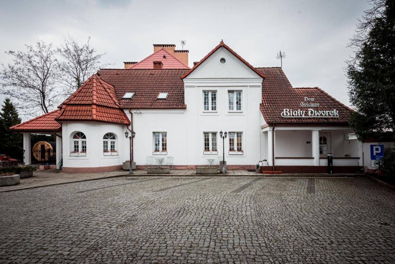 Dom Goscinny Bialy Dworek Człuchów Exterior foto