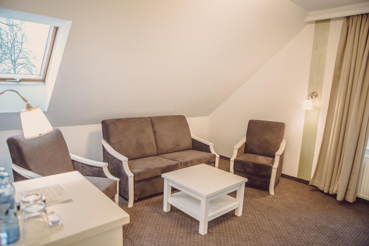 Dom Goscinny Bialy Dworek Człuchów Exterior foto